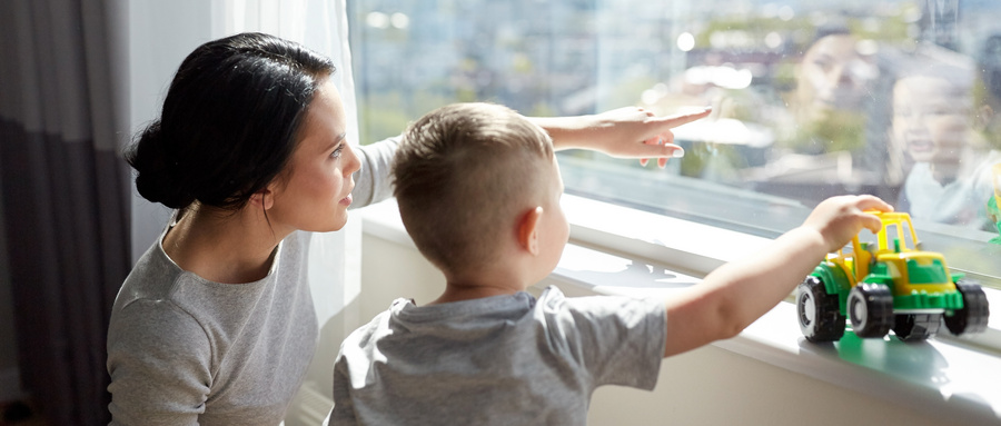 摄图网_300419261_wx_人们家庭的快乐的母亲小儿子带着玩具车家里透过窗户看母亲儿子家里透过窗户看着(非企业商用) 摄图网_300419261_wx_人们家庭的快乐的母亲小儿子带着玩具车家里透过窗户看母亲儿子家里透过窗户看着(非企业商用)